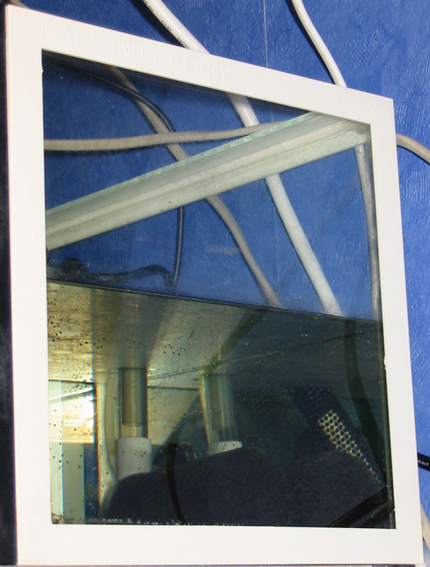 12 liters akvarium, med hvid plastkant
