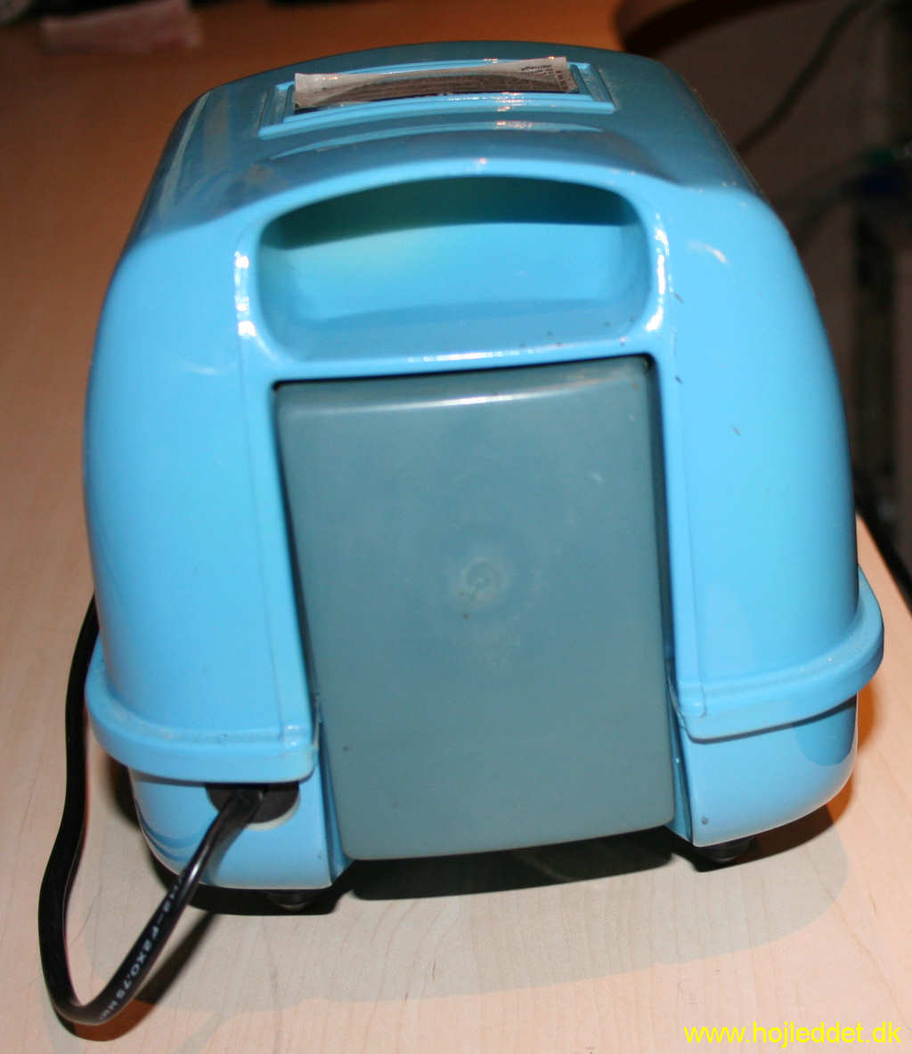 Start med at fjerne dækslet for enden af pumpen.