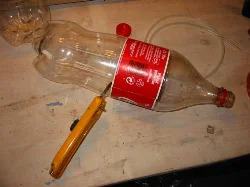 Med hobbykniven skærer du den ene flaske over lige nedenunder mærkaten.