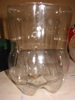 Bor et hul i siden af holderen til gennemføring af luftslangen.