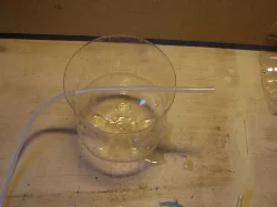 Luftslangen føres først igennem holderen udefra.