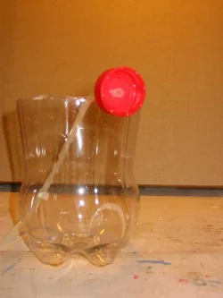 Derefter føres slangen igennem kapslen og kapslen skrues på.