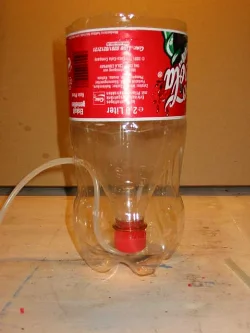 Her ses den interne slangeføring gennem bunden af apparatet.