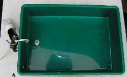 Ledningen føres igennem i midten af en af de korte sider, og der skal bruges en vinkel til at holde fatningen.
