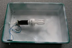 Fatning og afbryder monteret med ledning og sparepære på 7W.
