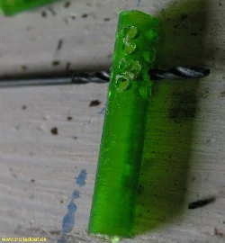 Lufttilslutningen laves af 4mm plastrør og den del der er inde i elektrikkerrøret gennembores med et 2mm bor adskillige gange.
