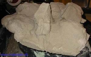 Baggrunden efter formning med PU-skum, klar til maling.