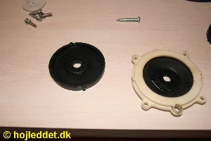 Her ses den nye og den gamle membran; den gamle membran sidder stadig i holderen.