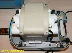 Bunden er taget af. Membranerne i hver ende er monteret identisk.