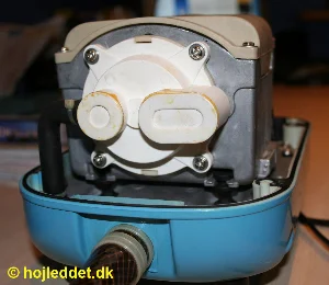 Membranen er placeret bag dette dæksel.