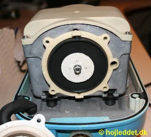 Med dækslet fjernet kan membranens tilstand inspiceres.