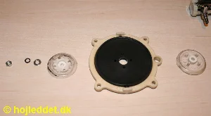 De to støtteplader der klemmer om membranen.