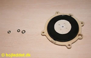 Den anden plade monteres ovenpå, så tapperne flugter.